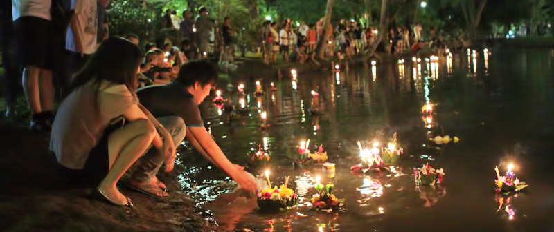 Loy kratong.